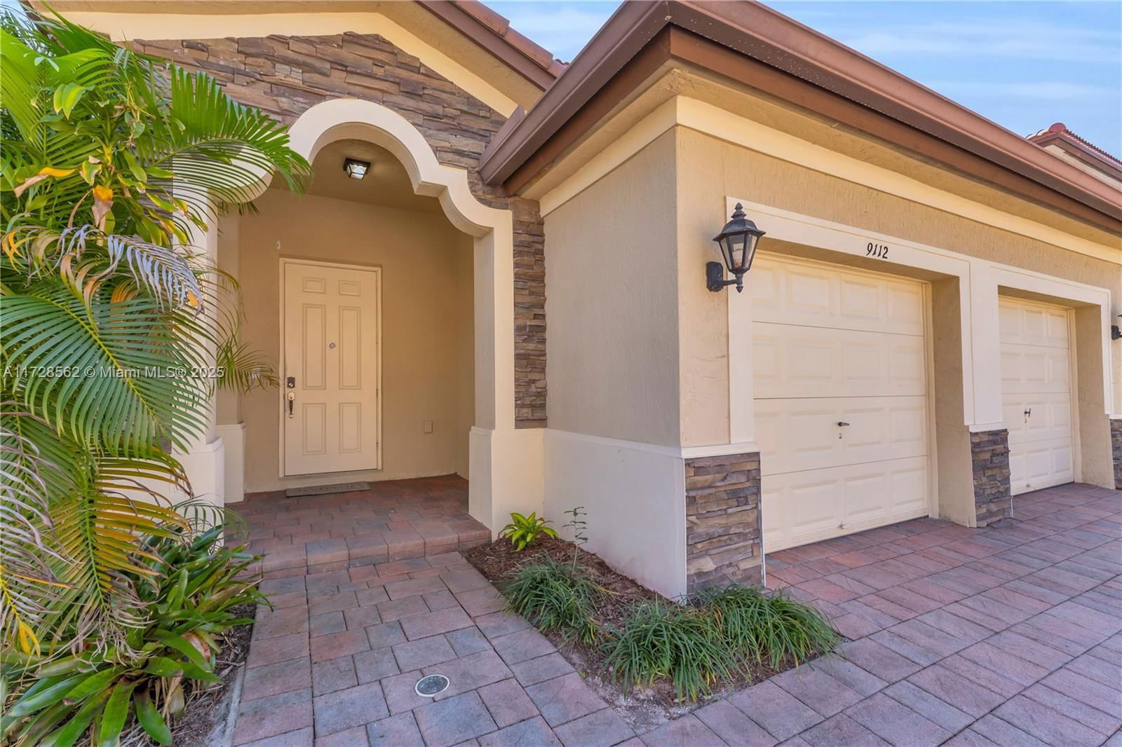 Real estate property located at 9112 227th Ter, Miami-dade, Lakes By The Bay Faye Rep, Cutler Bay, FL