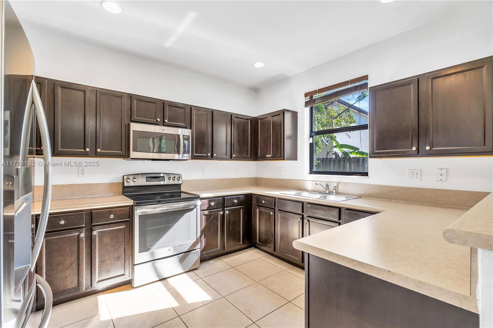 Real estate property located at 9112 227th Ter, Miami-dade, Lakes By The Bay Faye Rep, Cutler Bay, FL