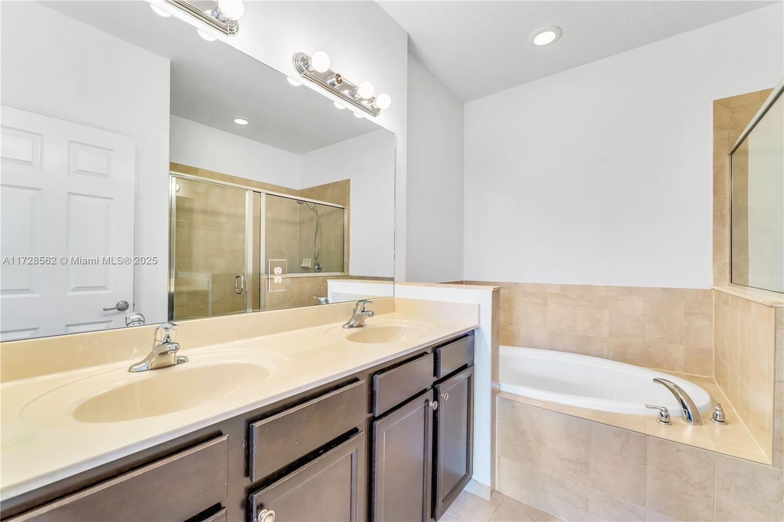Real estate property located at 9112 227th Ter, Miami-dade, Lakes By The Bay Faye Rep, Cutler Bay, FL