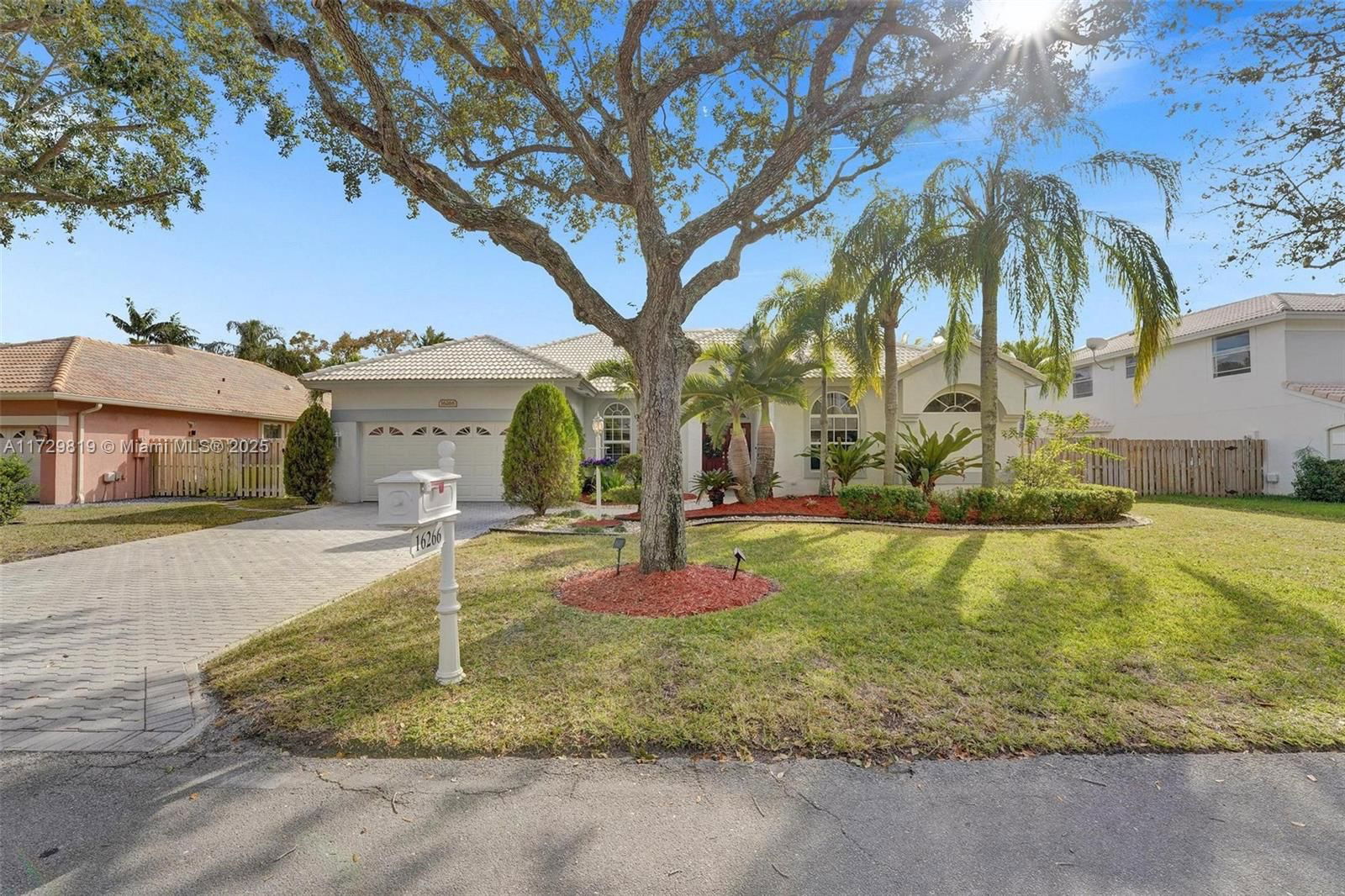 Real estate property located at 16266 Erie Pl, Broward, Estates Of Stirling Lake, Davie, FL