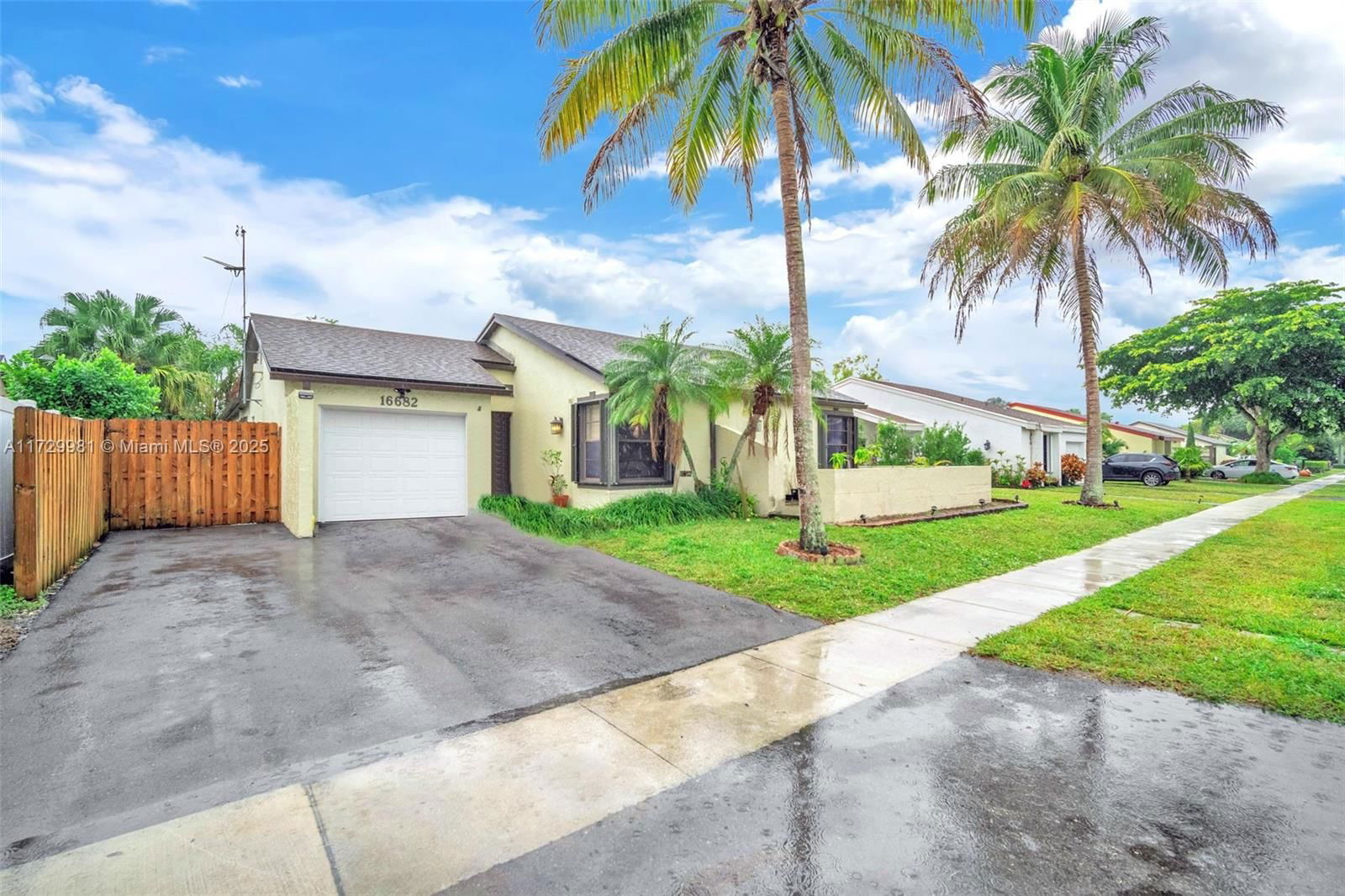 Real estate property located at 16682 Royal Poinciana Dr, Broward, BONAVENTURE LAKES ADD 2, Weston, FL