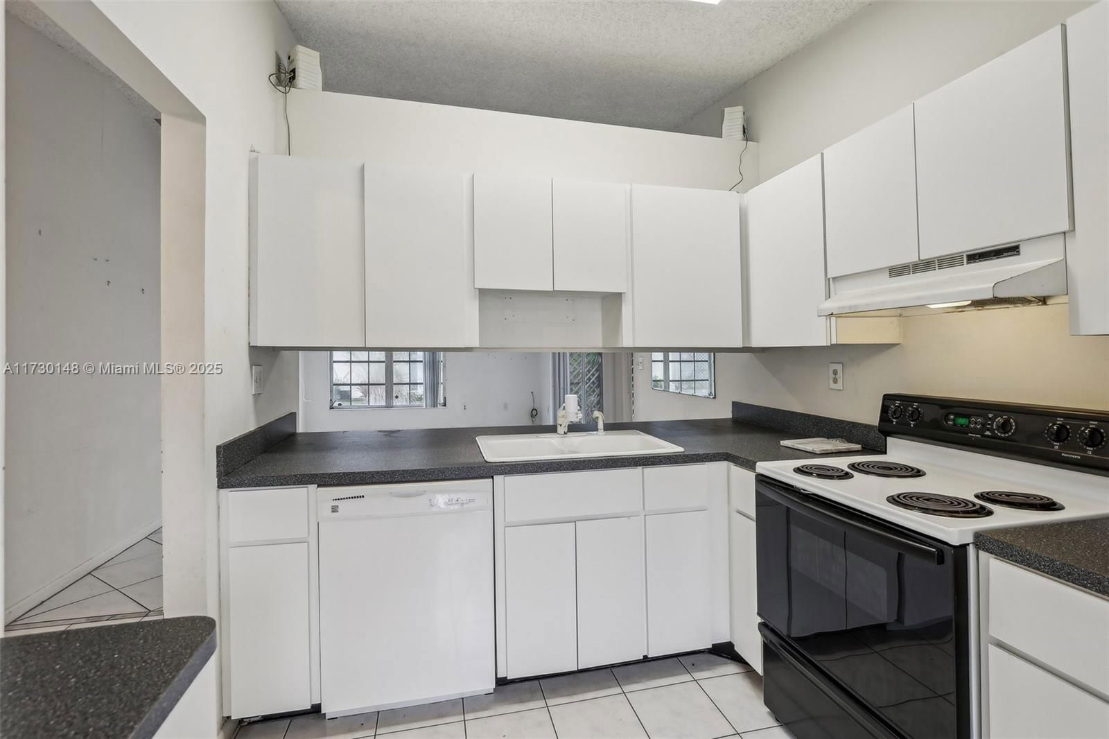 Real estate property located at 11716 110th Ter, Miami-dade, Woodstock Villas, Miami, FL