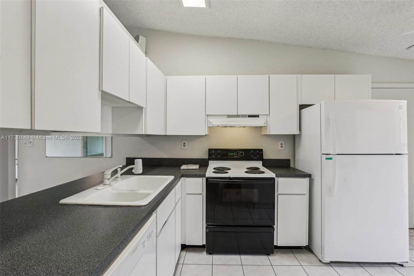 Real estate property located at 11716 110th Ter, Miami-dade, Woodstock Villas, Miami, FL