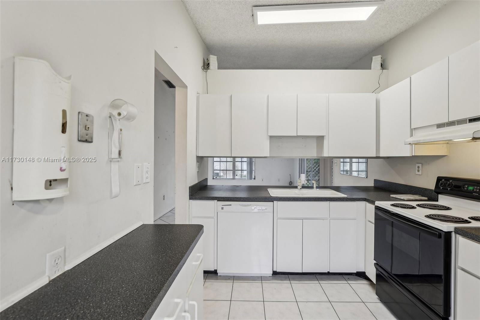 Real estate property located at 11716 110th Ter, Miami-dade, Woodstock Villas, Miami, FL