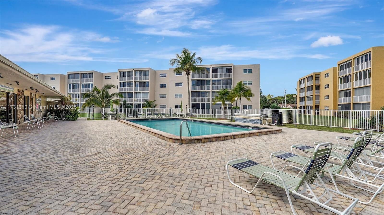 Real estate property located at 1025 2nd Ave #305, Broward, Meadowbrook Lakes Condo, Dania Beach, FL