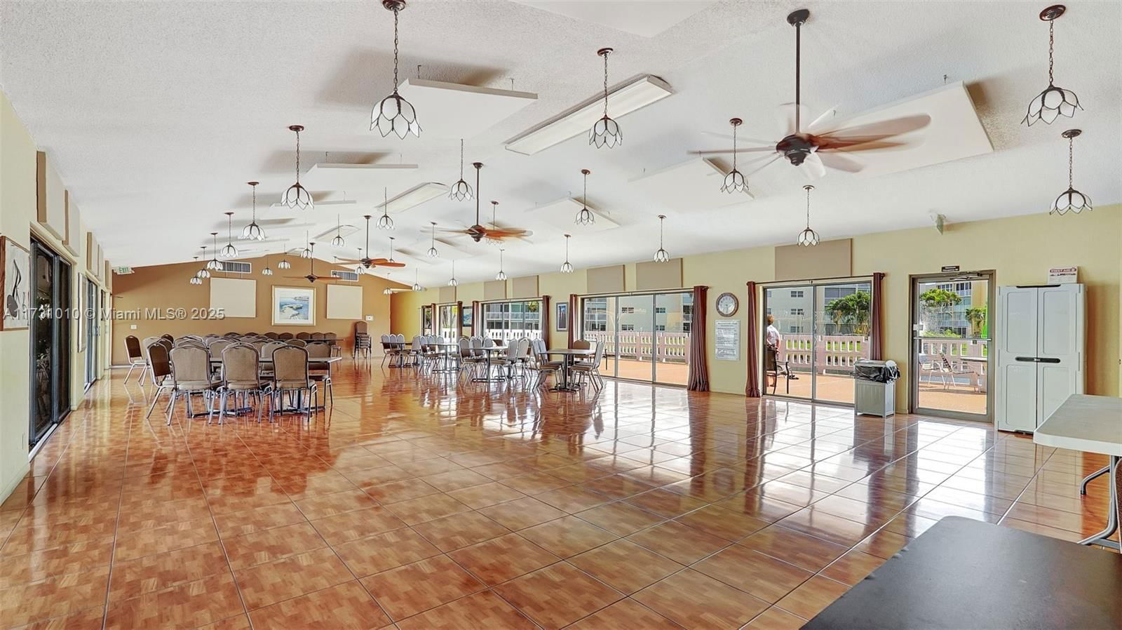 Real estate property located at 1025 2nd Ave #305, Broward, Meadowbrook Lakes Condo, Dania Beach, FL