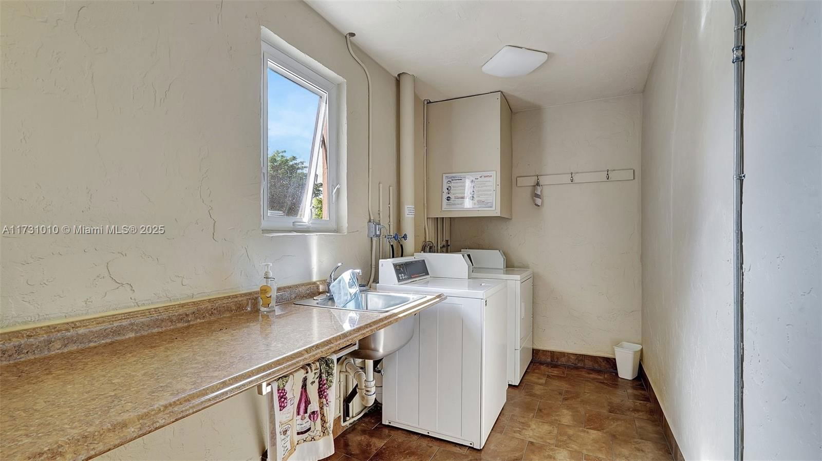 Real estate property located at 1025 2nd Ave #305, Broward, Meadowbrook Lakes Condo, Dania Beach, FL