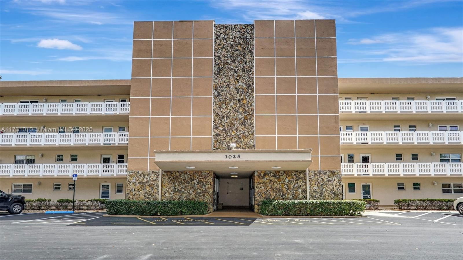 Real estate property located at 1025 2nd Ave #305, Broward, Meadowbrook Lakes Condo, Dania Beach, FL
