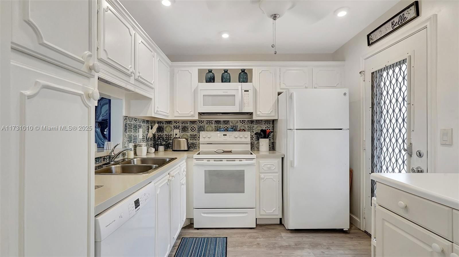 Real estate property located at 1025 2nd Ave #305, Broward, Meadowbrook Lakes Condo, Dania Beach, FL