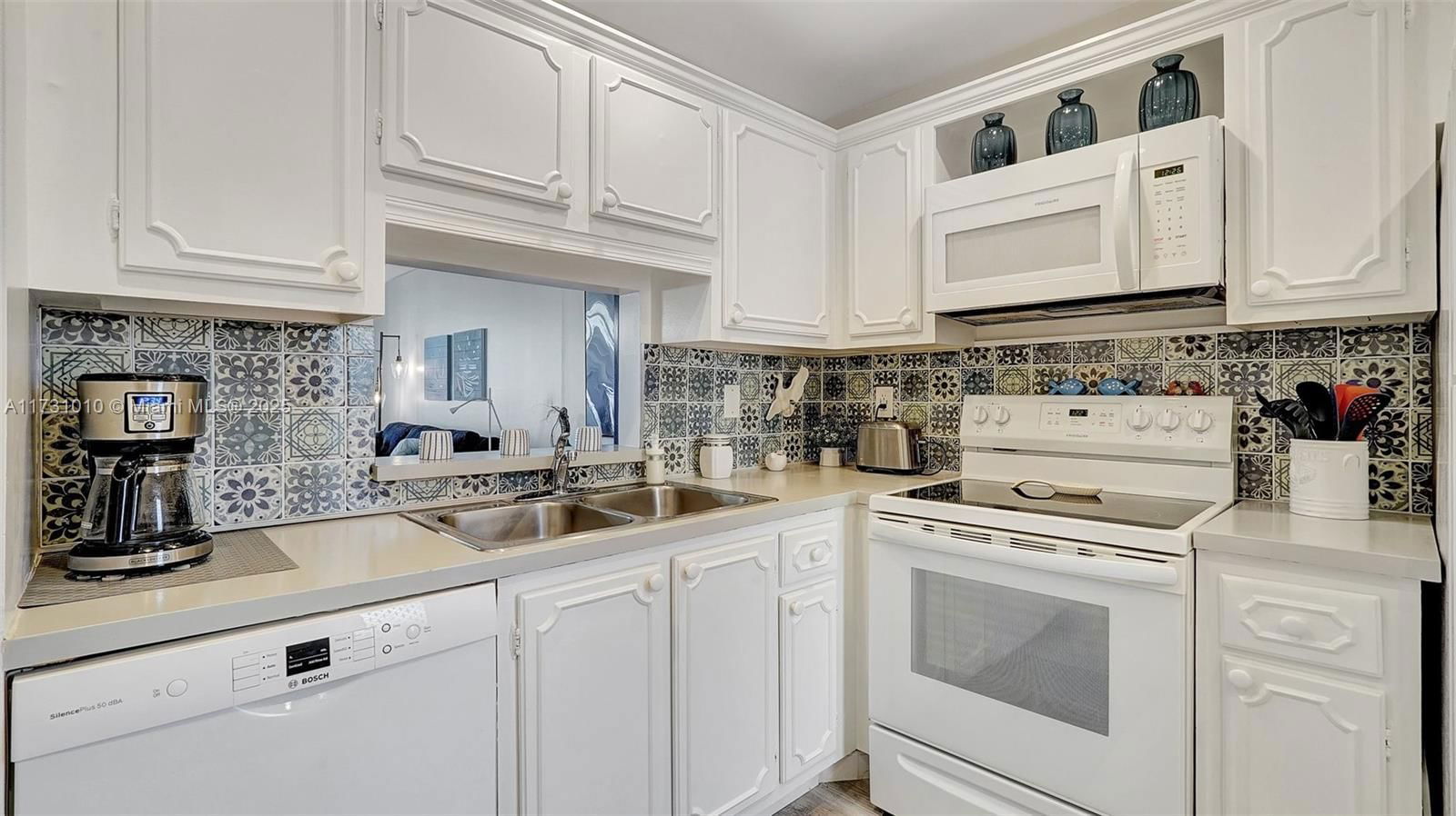 Real estate property located at 1025 2nd Ave #305, Broward, Meadowbrook Lakes Condo, Dania Beach, FL