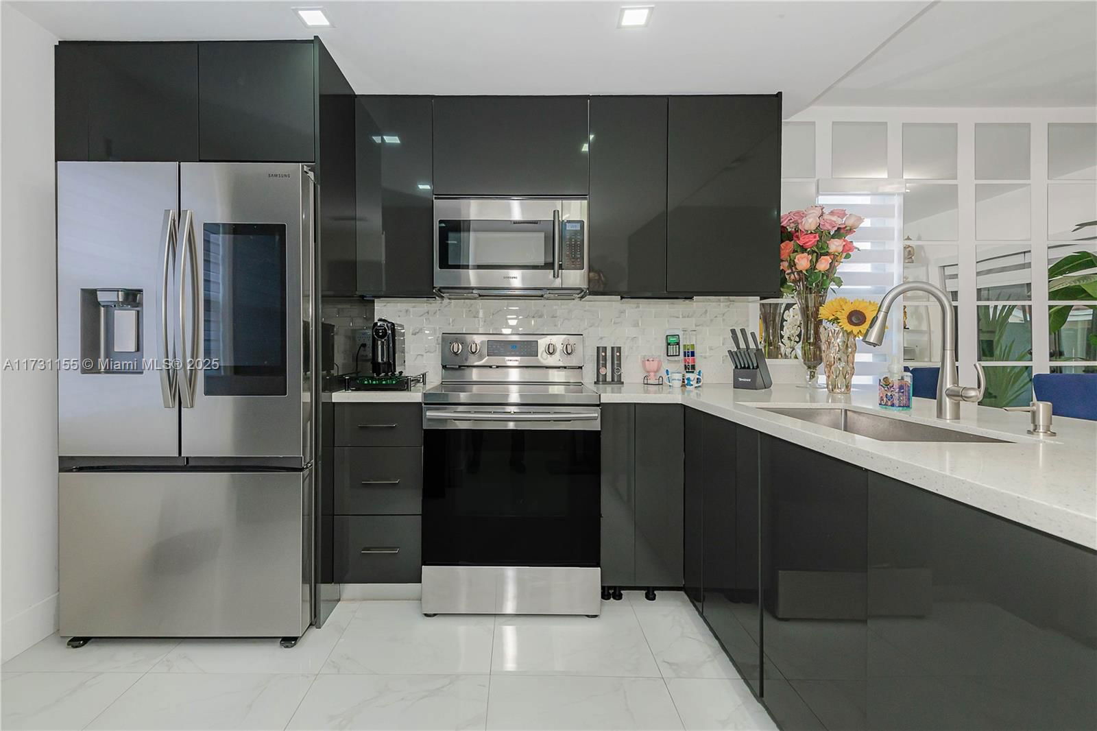 Real estate property located at 6216 170th Ter, Miami-dade, Villa Homes At The Moors, Hialeah, FL