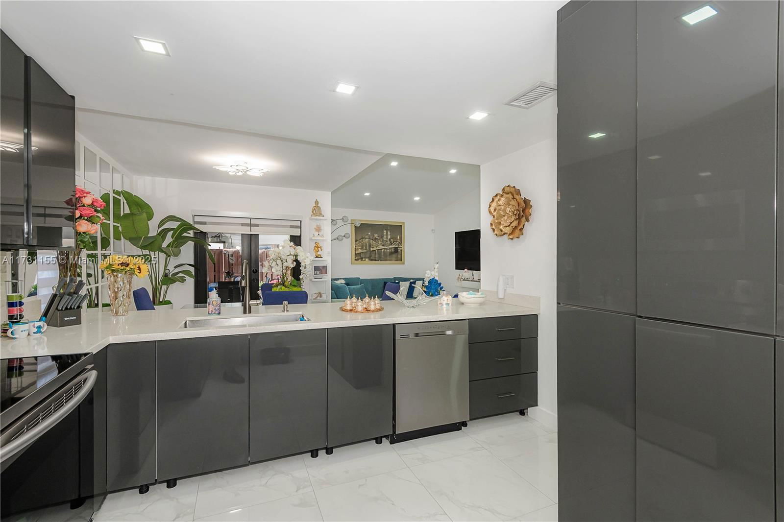 Real estate property located at 6216 170th Ter, Miami-dade, Villa Homes At The Moors, Hialeah, FL