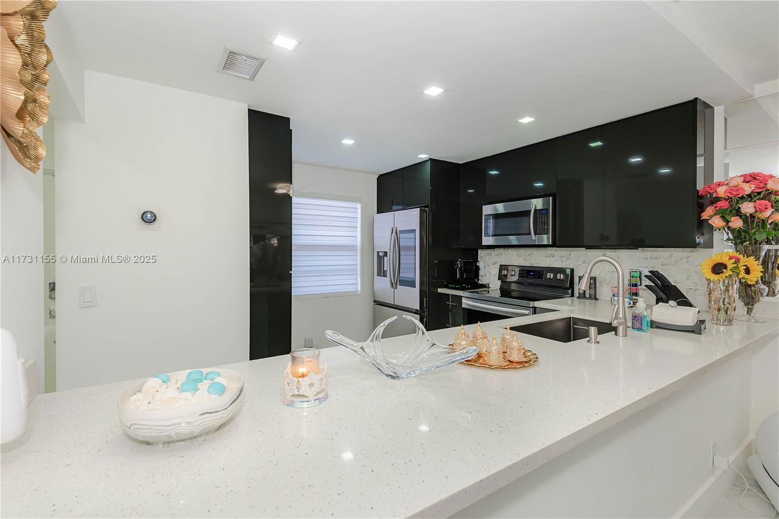 Real estate property located at 6216 170th Ter, Miami-dade, Villa Homes At The Moors, Hialeah, FL