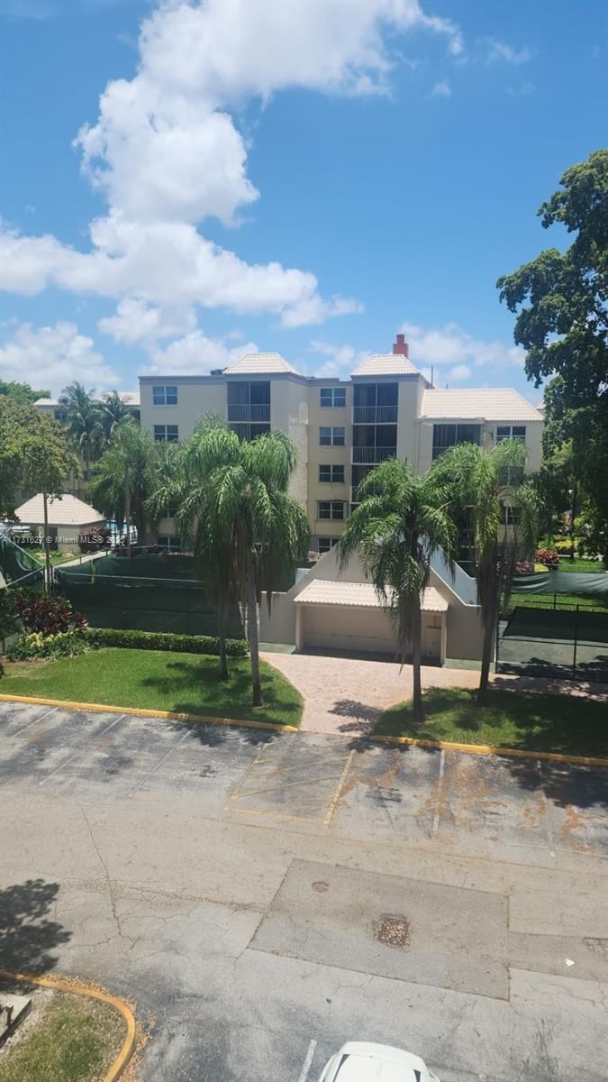 Real estate property located at 8373 Lake Dr #401, Miami-Dade, LAS VISTAS AT DORAL CONDO, Doral, FL