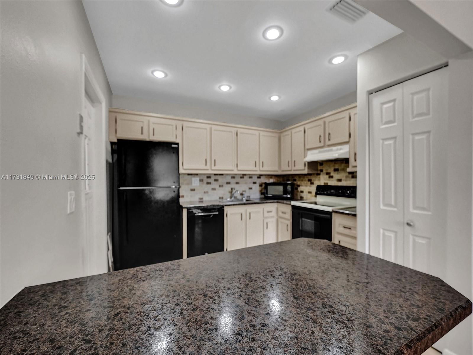 Real estate property located at 3641 Forge Rd #33, Broward, Isla Merita Homes X Condo, Davie, FL