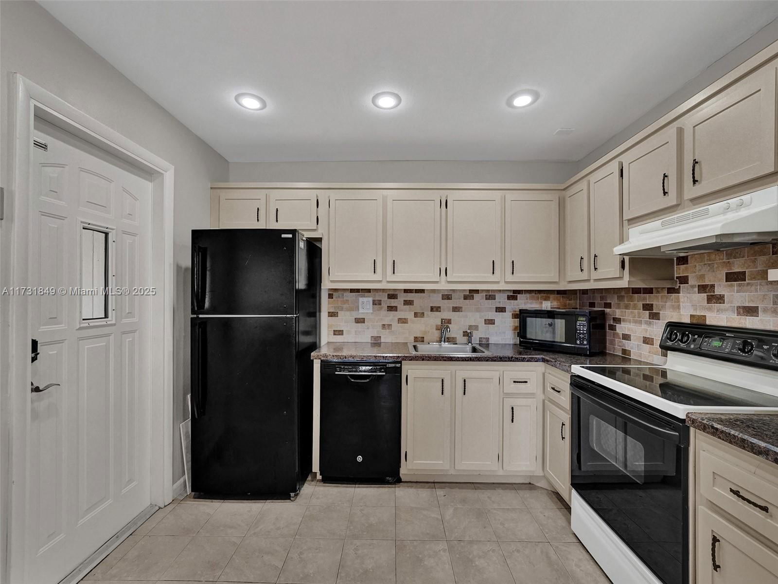 Real estate property located at 3641 Forge Rd #33, Broward, Isla Merita Homes X Condo, Davie, FL