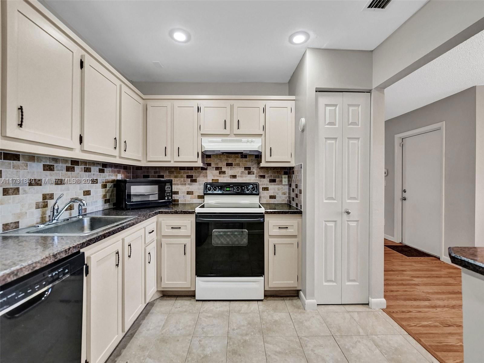 Real estate property located at 3641 Forge Rd #33, Broward, Isla Merita Homes X Condo, Davie, FL