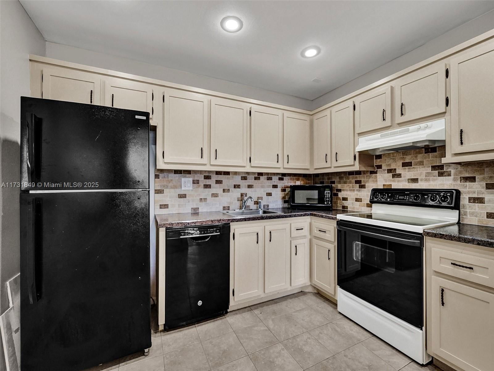 Real estate property located at 3641 Forge Rd #33, Broward, Isla Merita Homes X Condo, Davie, FL