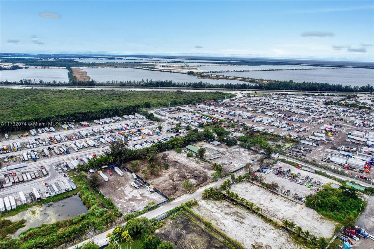 Real estate property located at 12150 NW 157th st, Miami-dade, Fla Fruit Land Co Sub, Hialeah, FL