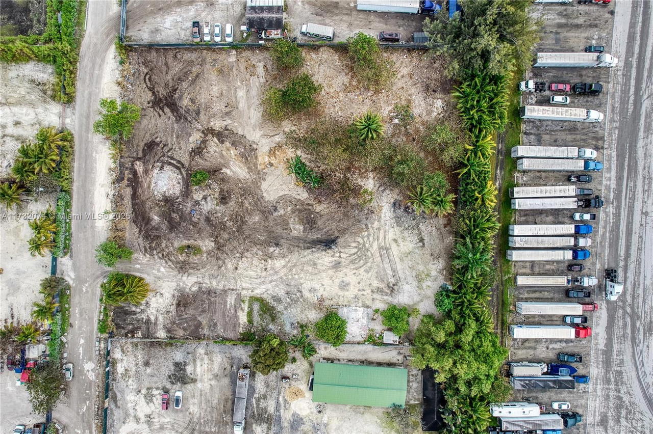 Real estate property located at 12150 NW 157th st, Miami-dade, Fla Fruit Land Co Sub, Hialeah, FL