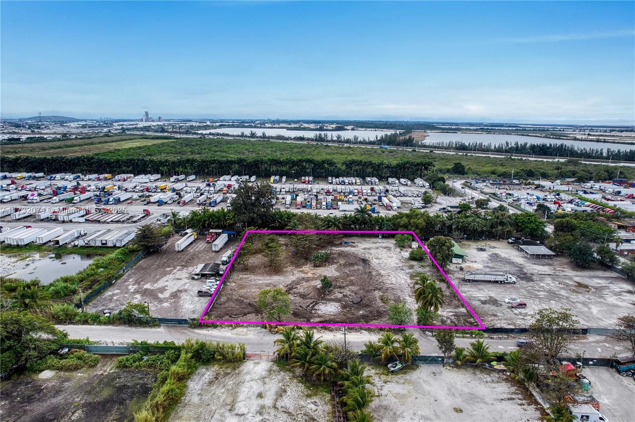 Real estate property located at 12150 NW 157th st, Miami-dade, Fla Fruit Land Co Sub, Hialeah, FL