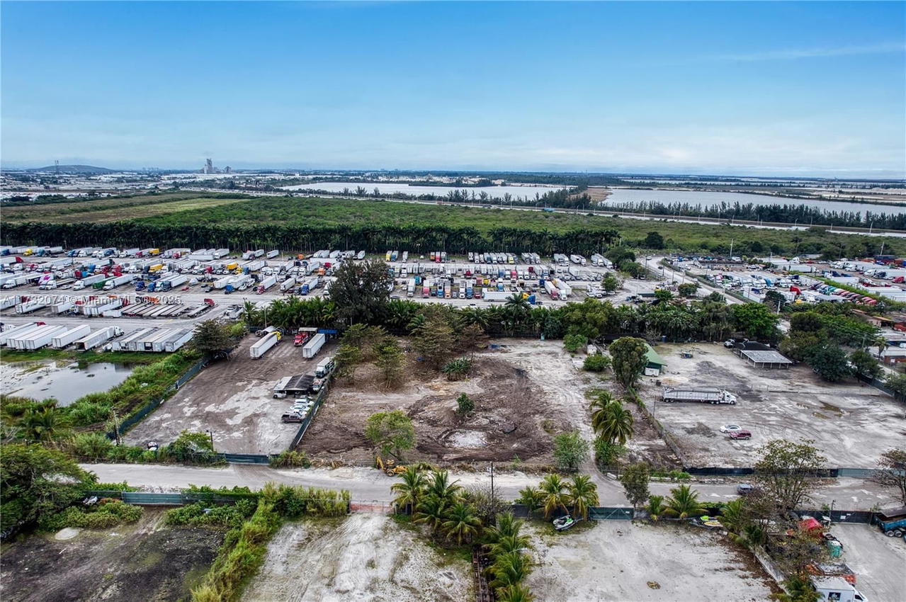 Real estate property located at 12150 NW 157th st, Miami-dade, Fla Fruit Land Co Sub, Hialeah, FL