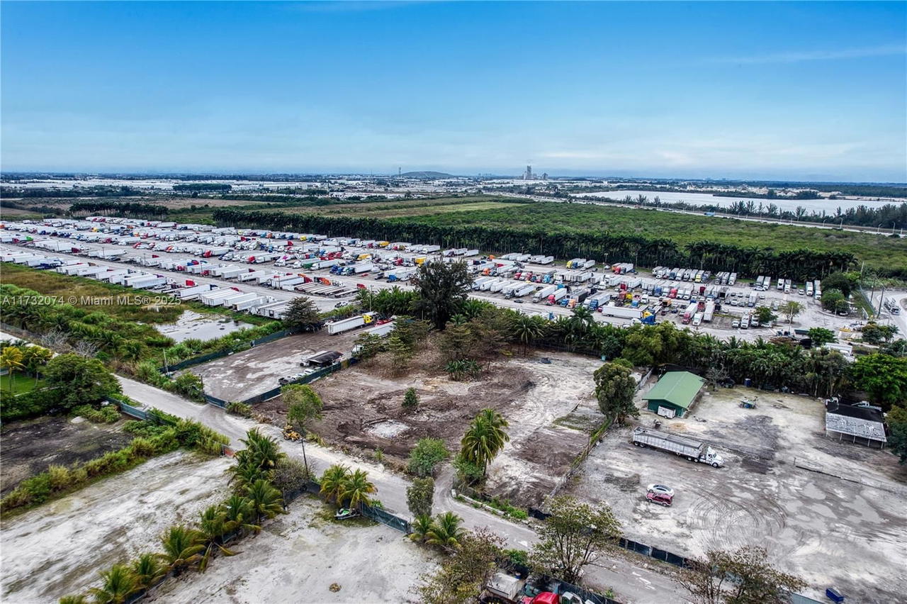 Real estate property located at 12150 NW 157th st, Miami-dade, Fla Fruit Land Co Sub, Hialeah, FL