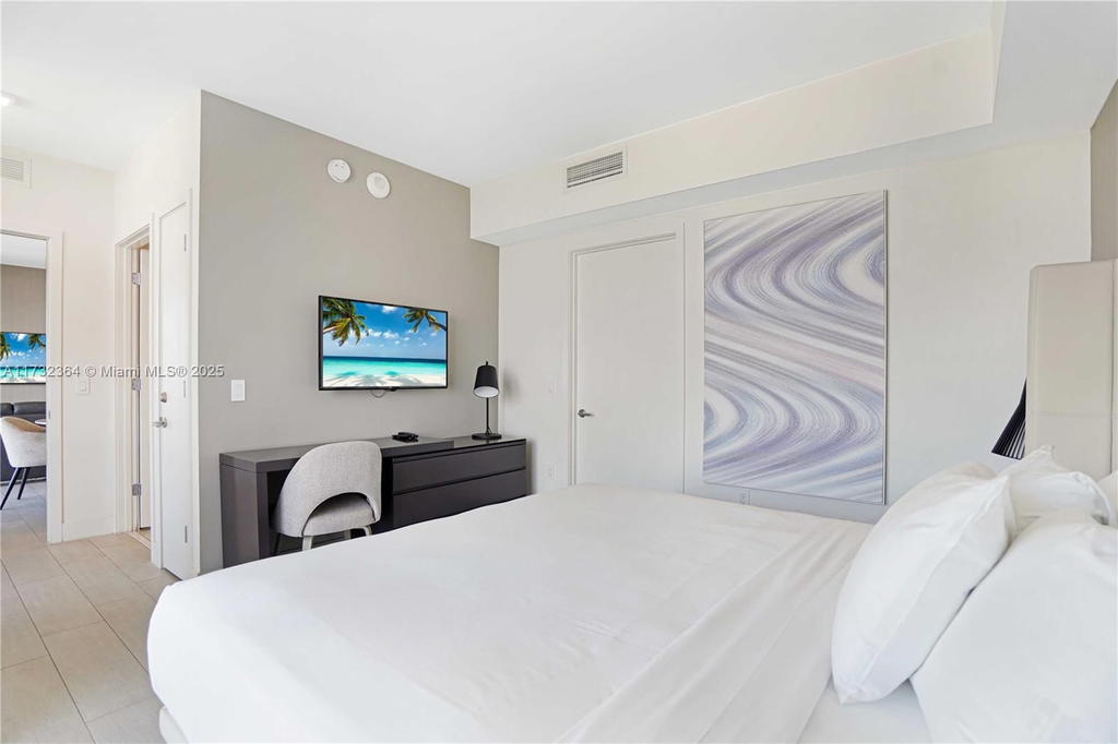 Real estate property located at 4010 Ocean Dr R2604, Broward, 4010 South Ocean Condo, Hollywood, FL