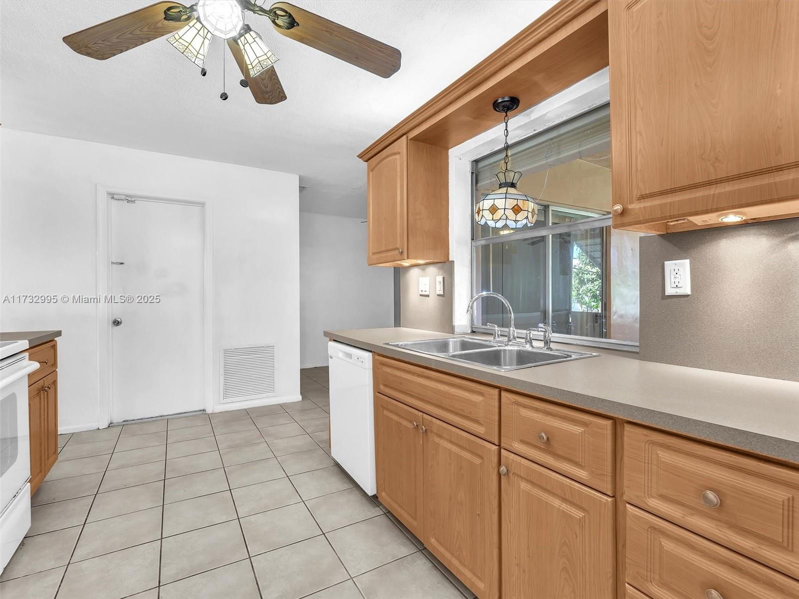 Real estate property located at 6707 70th St, Broward, Mainlands Of Tamarac Lake, Tamarac, FL