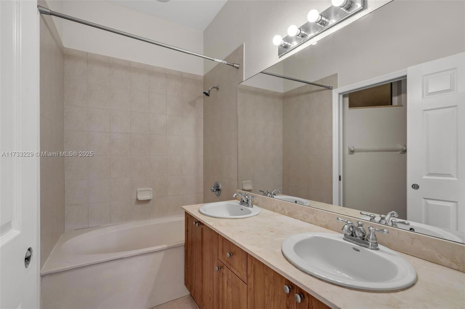 Real estate property located at 10885 89 #214, Miami-dade, Coronado At Doral Ii Cond, Doral, FL