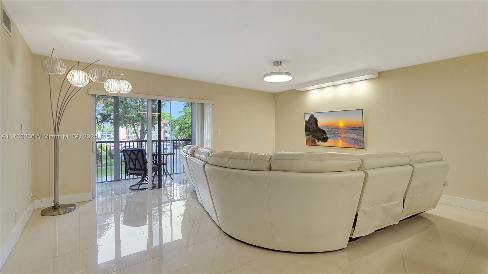 Real estate property located at 111 Hollybrook Dr #208, Broward, Hollybrook Golf And, Pembroke Pines, FL