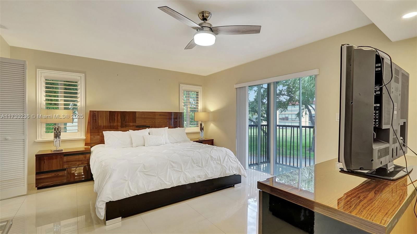 Real estate property located at 111 Hollybrook Dr #208, Broward, Hollybrook Golf And, Pembroke Pines, FL