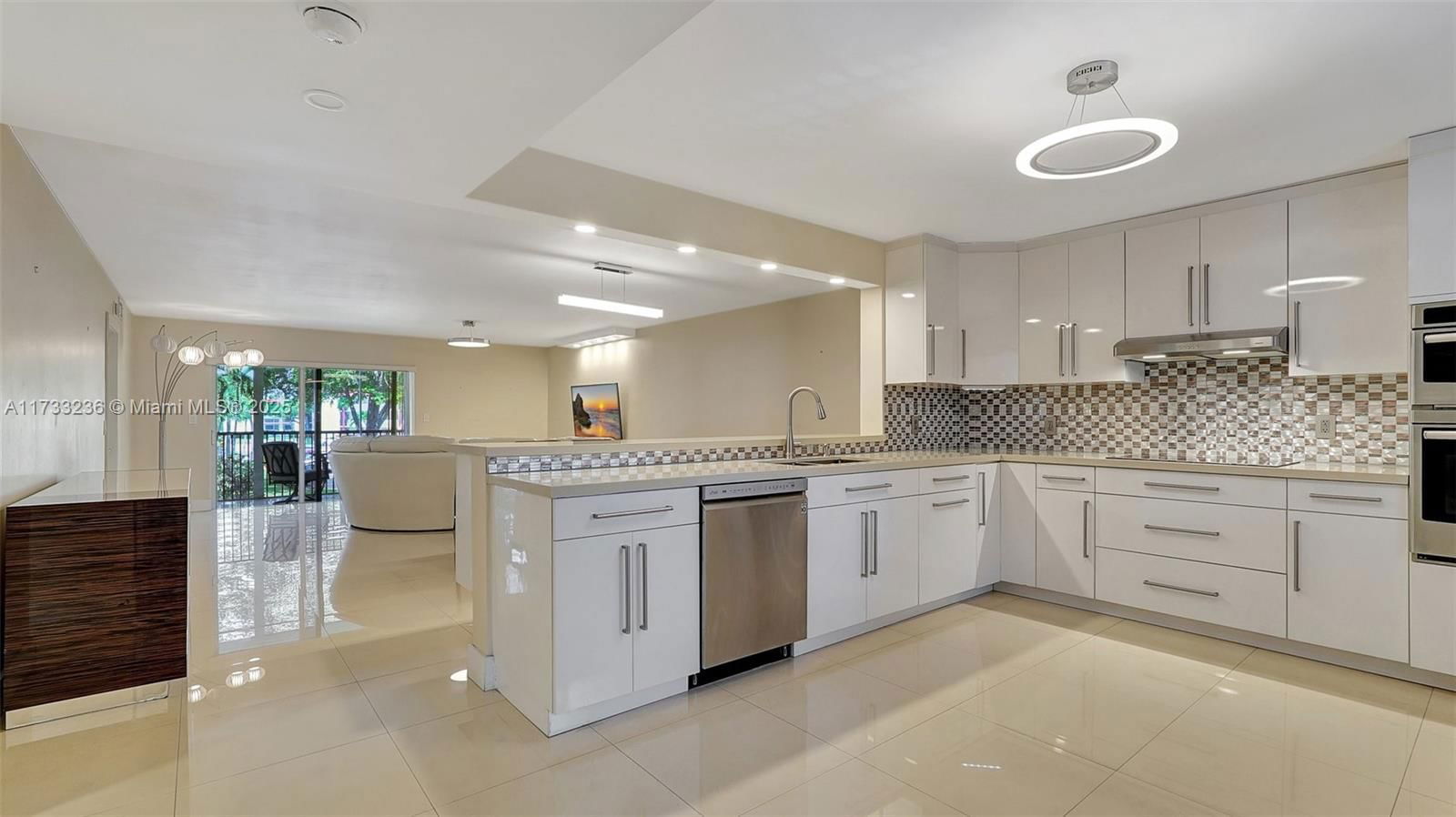 Real estate property located at 111 Hollybrook Dr #208, Broward, Hollybrook Golf And, Pembroke Pines, FL