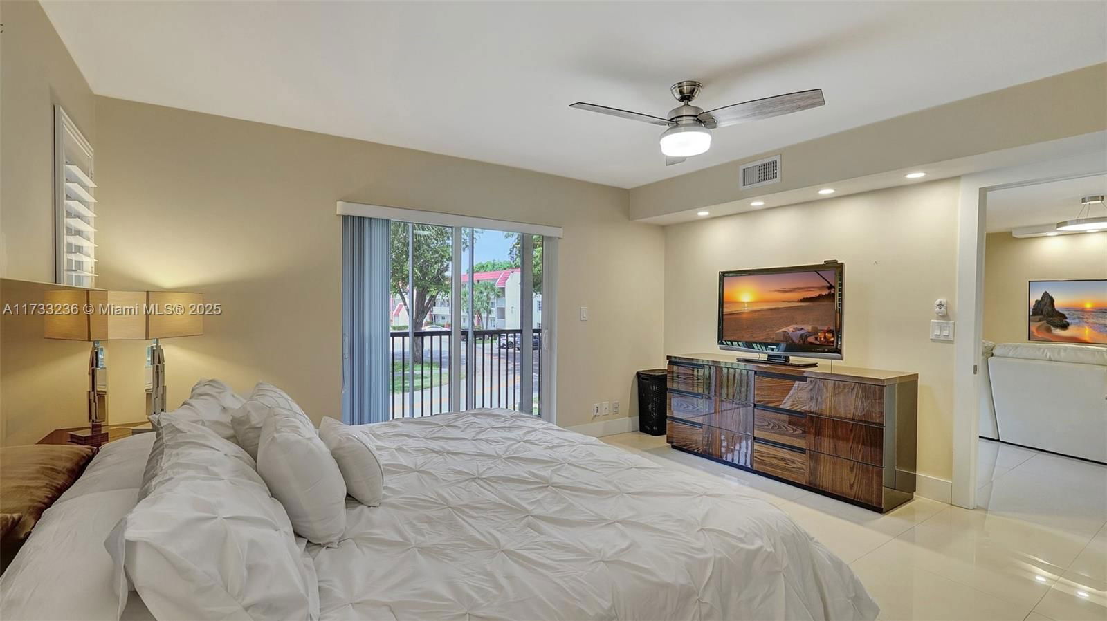 Real estate property located at 111 Hollybrook Dr #208, Broward, Hollybrook Golf And, Pembroke Pines, FL