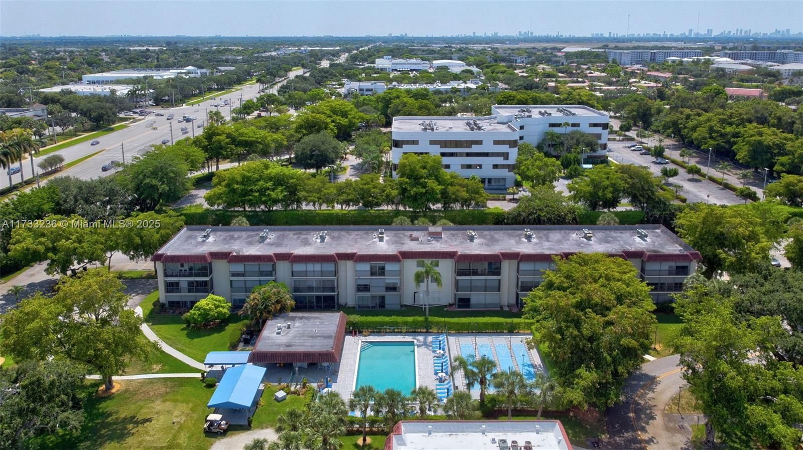 Real estate property located at 111 Hollybrook Dr #208, Broward, Hollybrook Golf And, Pembroke Pines, FL