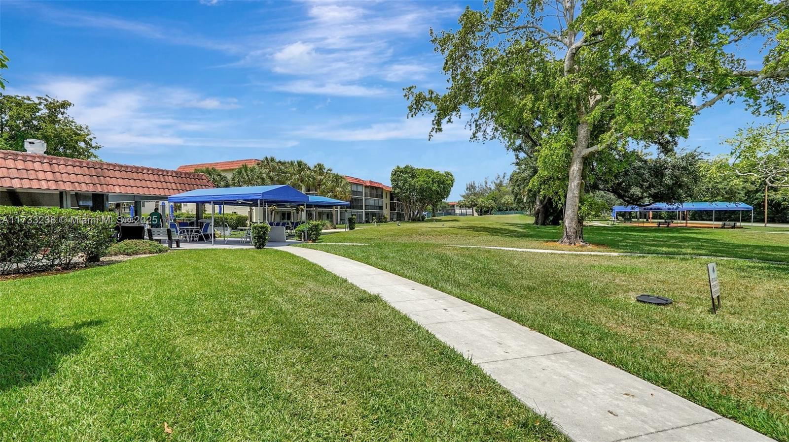Real estate property located at 111 Hollybrook Dr #208, Broward, Hollybrook Golf And, Pembroke Pines, FL
