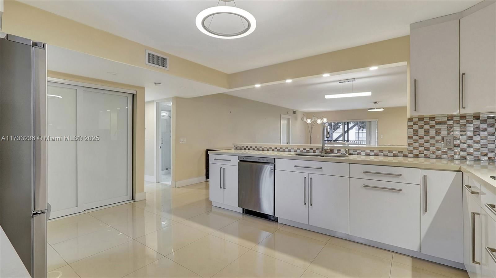 Real estate property located at 111 Hollybrook Dr #208, Broward, Hollybrook Golf And, Pembroke Pines, FL
