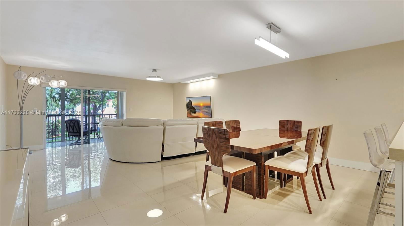 Real estate property located at 111 Hollybrook Dr #208, Broward, Hollybrook Golf And, Pembroke Pines, FL