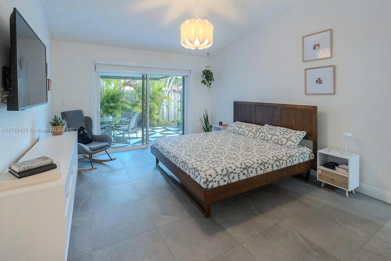 Real estate property located at 18883 89th Ave, Miami-dade, Lakes On The Green Glynn, Hialeah, FL