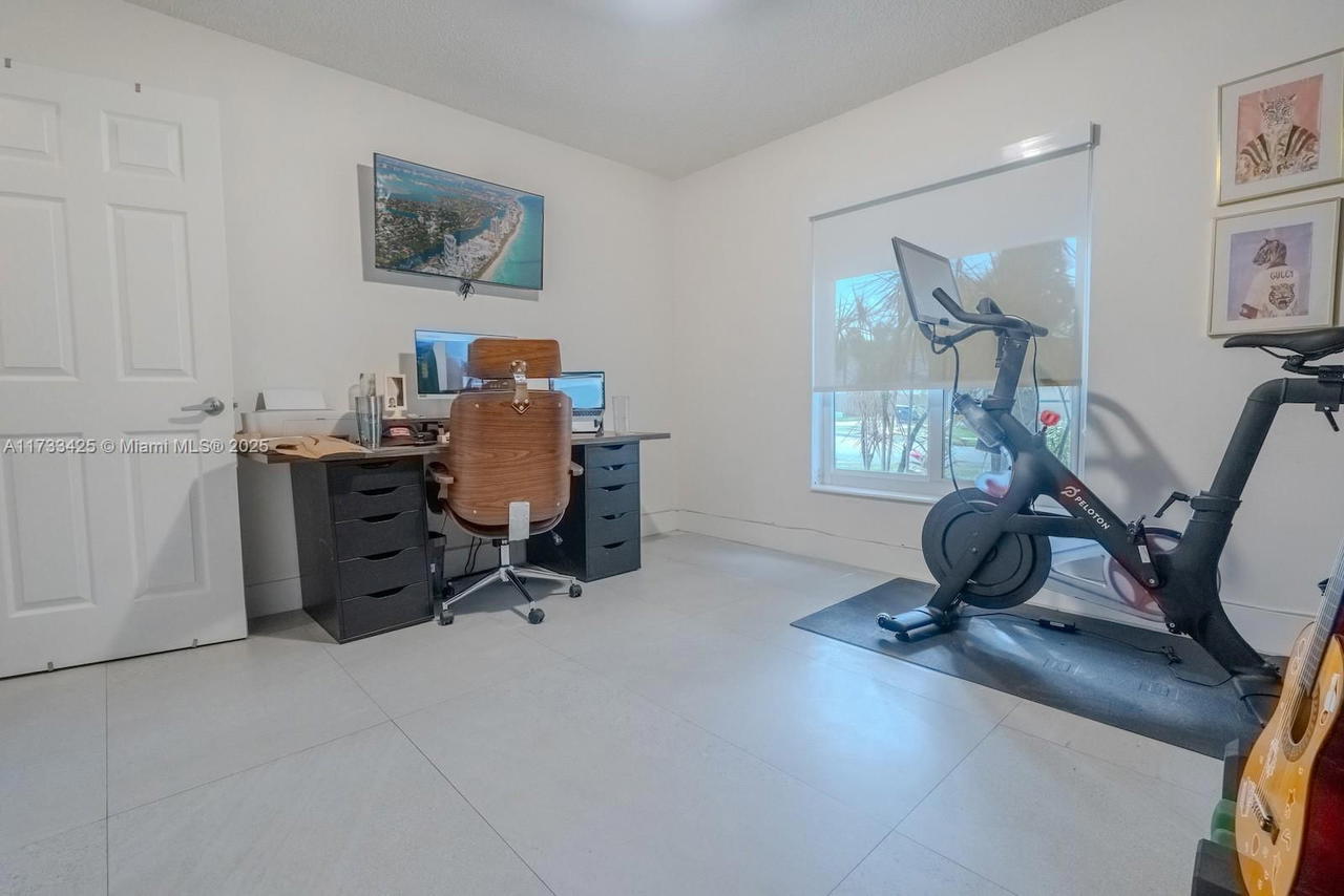 Real estate property located at 18883 89th Ave, Miami-dade, Lakes On The Green Glynn, Hialeah, FL