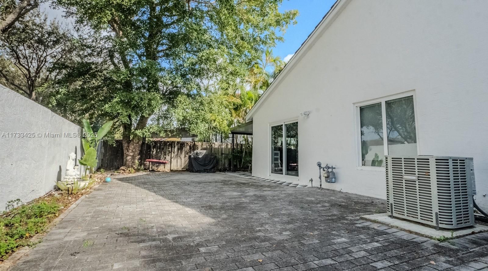 Real estate property located at 18883 89th Ave, Miami-dade, Lakes On The Green Glynn, Hialeah, FL