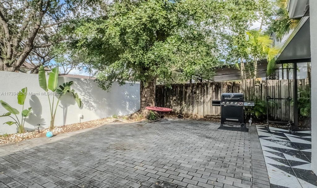 Real estate property located at 18883 89th Ave, Miami-dade, Lakes On The Green Glynn, Hialeah, FL