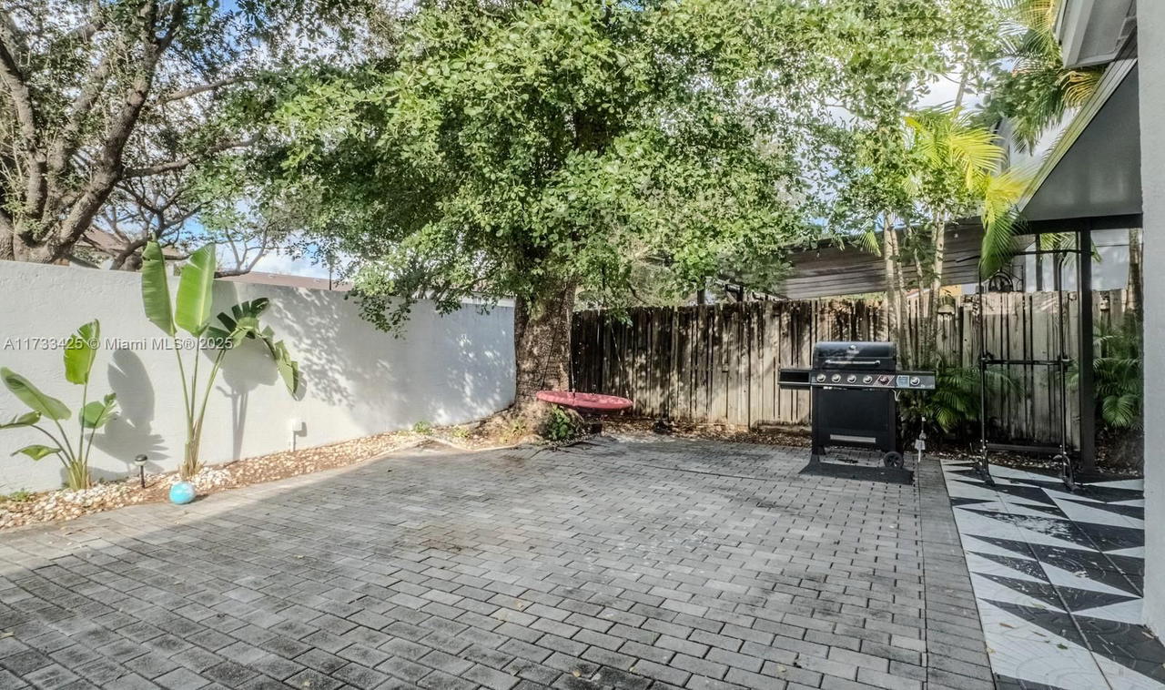 Real estate property located at 18883 89th Ave, Miami-dade, Lakes On The Green Glynn, Hialeah, FL