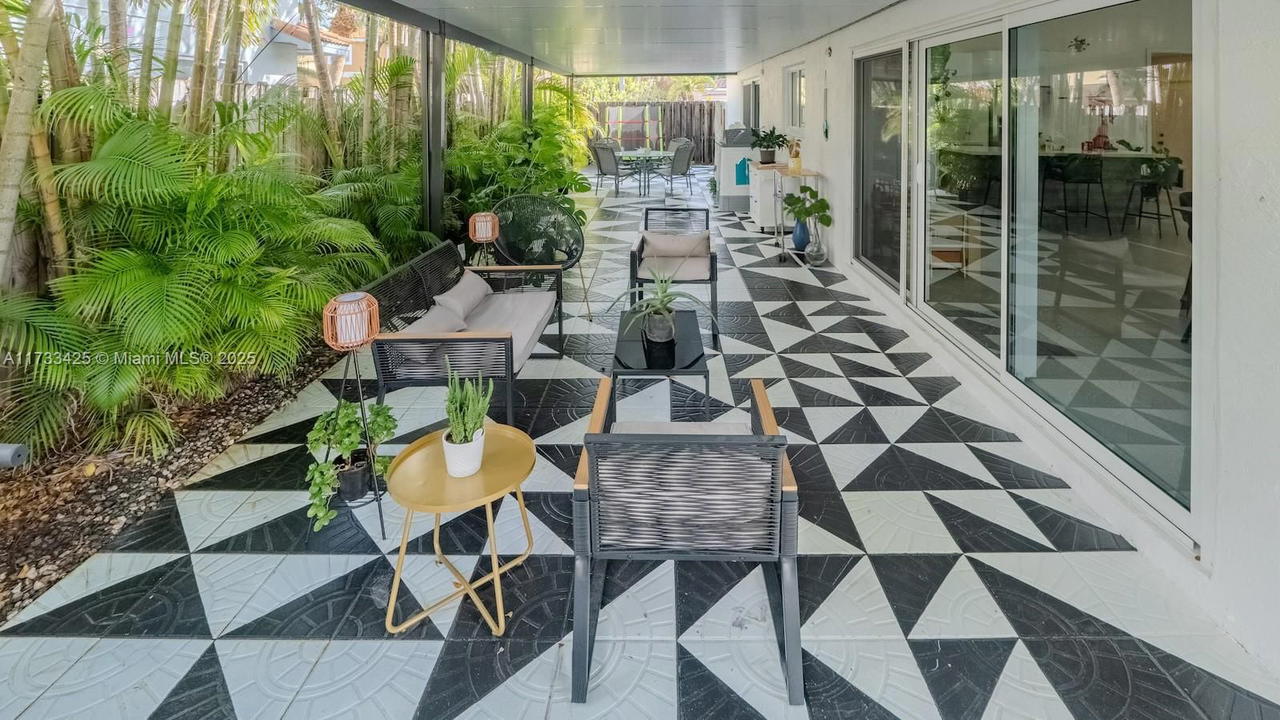 Real estate property located at 18883 89th Ave, Miami-dade, Lakes On The Green Glynn, Hialeah, FL