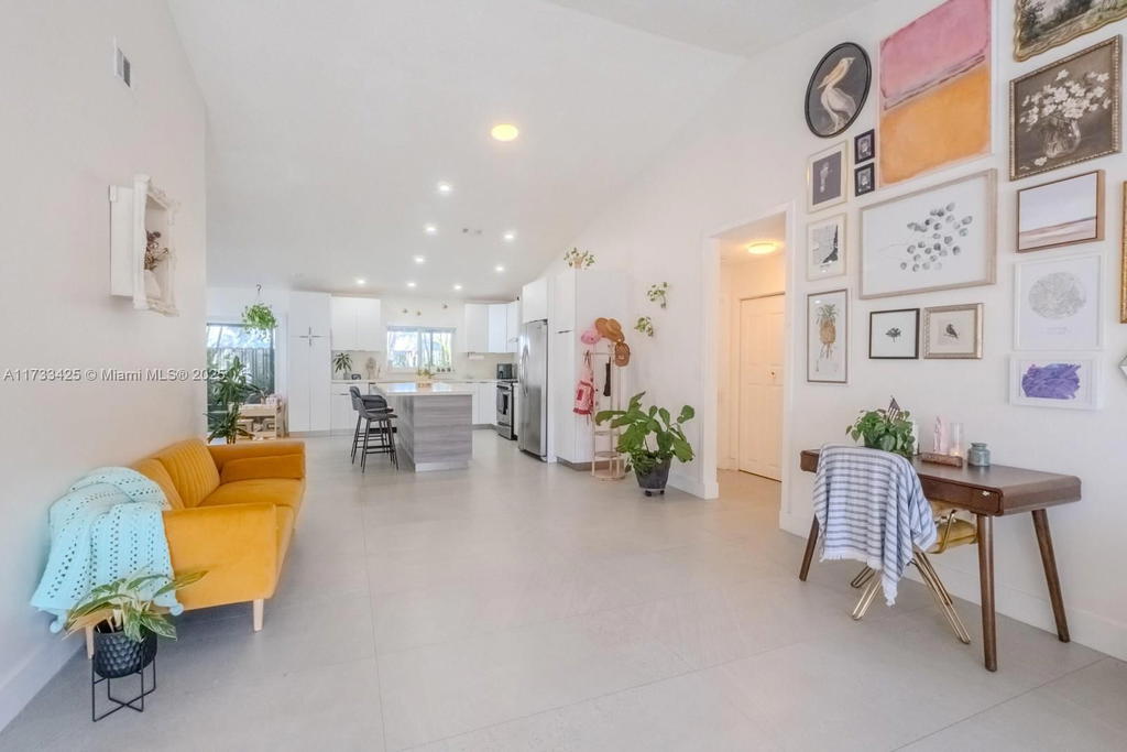 Real estate property located at 18883 89th Ave, Miami-dade, Lakes On The Green Glynn, Hialeah, FL