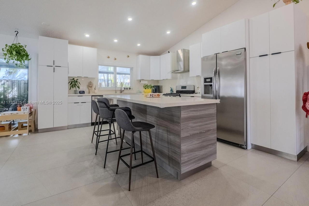Real estate property located at 18883 89th Ave, Miami-dade, Lakes On The Green Glynn, Hialeah, FL