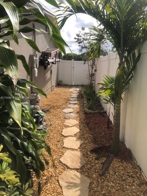 Real estate property located at 8537 Long Acre Dr, Broward, Knolls 1st Section, Miramar, FL