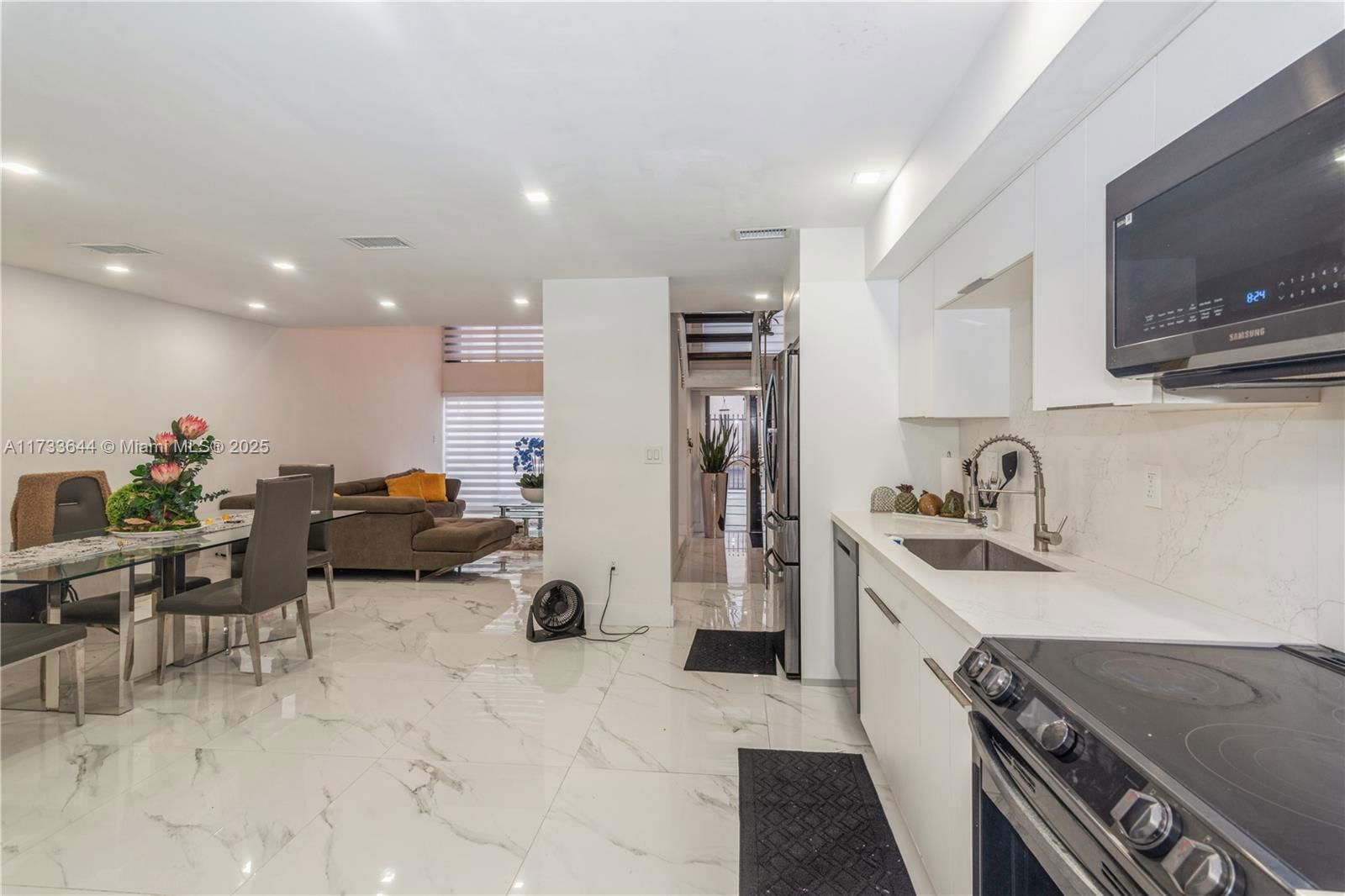 Real estate property located at 7681 103rd Pl, Miami-dade, Sunset Park Lake Villas S, Miami, FL
