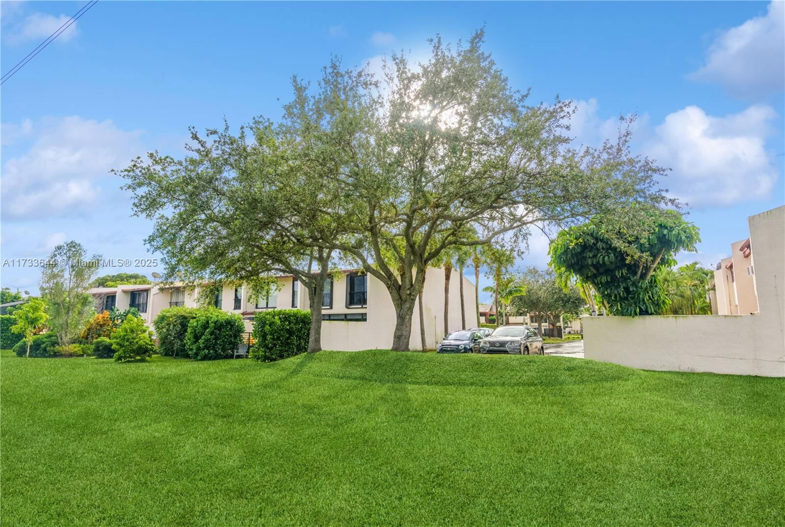 Real estate property located at 7681 103rd Pl, Miami-dade, Sunset Park Lake Villas S, Miami, FL