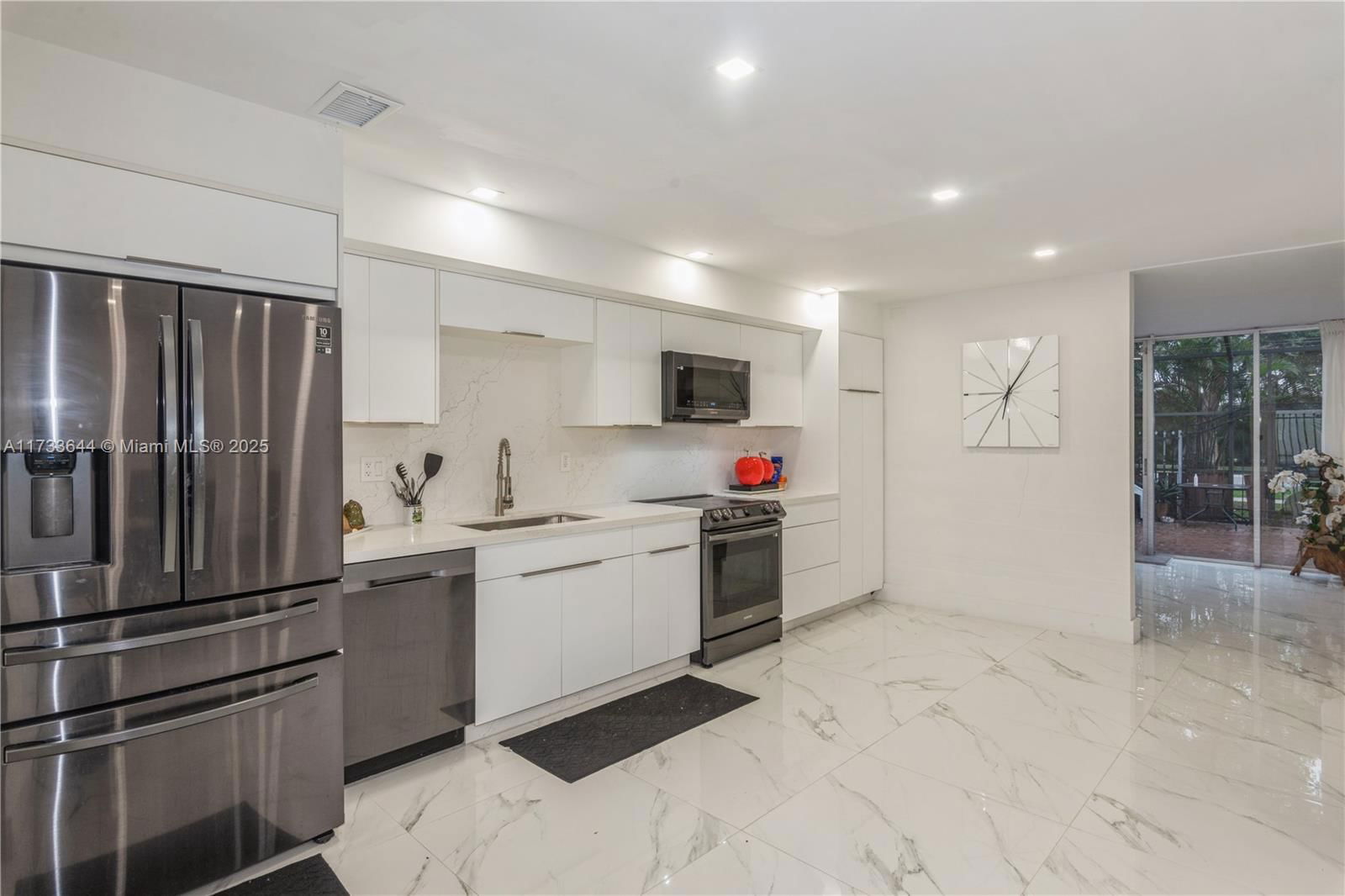 Real estate property located at 7681 103rd Pl, Miami-dade, Sunset Park Lake Villas S, Miami, FL